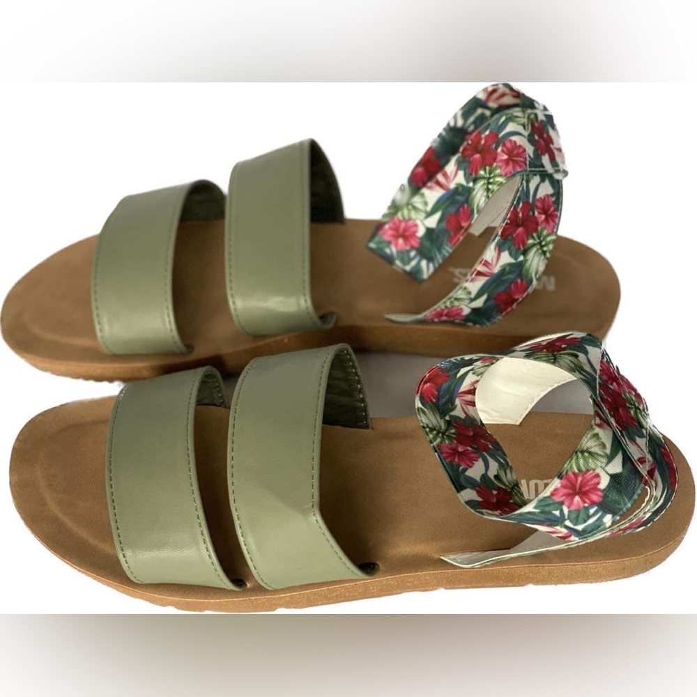 MUK LUKS Green and Beige Floral About Me Sandals - Women’s 10